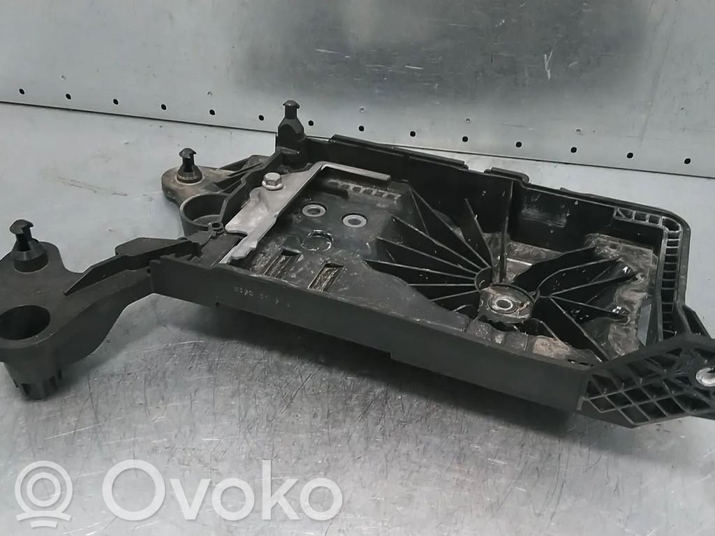Volkswagen Golf VIII Podstawa / Obudowa akumulatora 