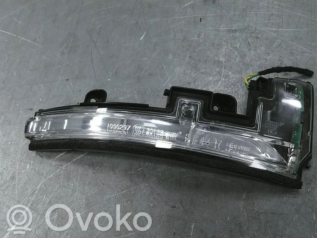 Element lusterka bocznego drzwi przednich   LR027945,BJ3213B381AA