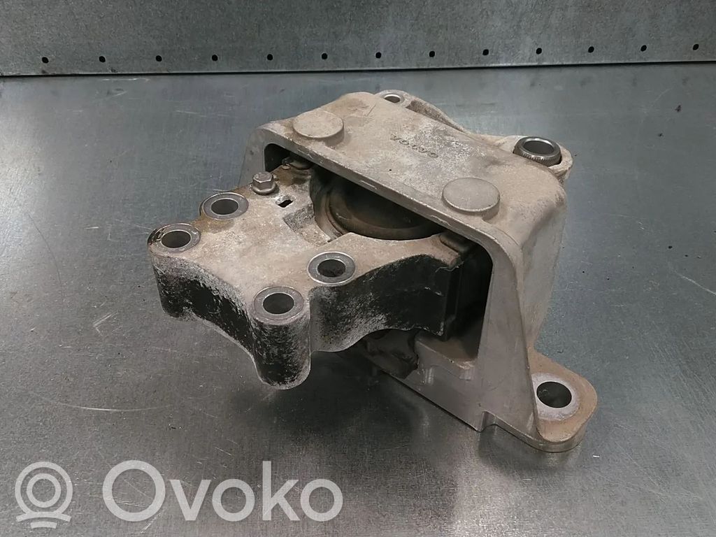 Volvo XC40 Engine mount bracket 