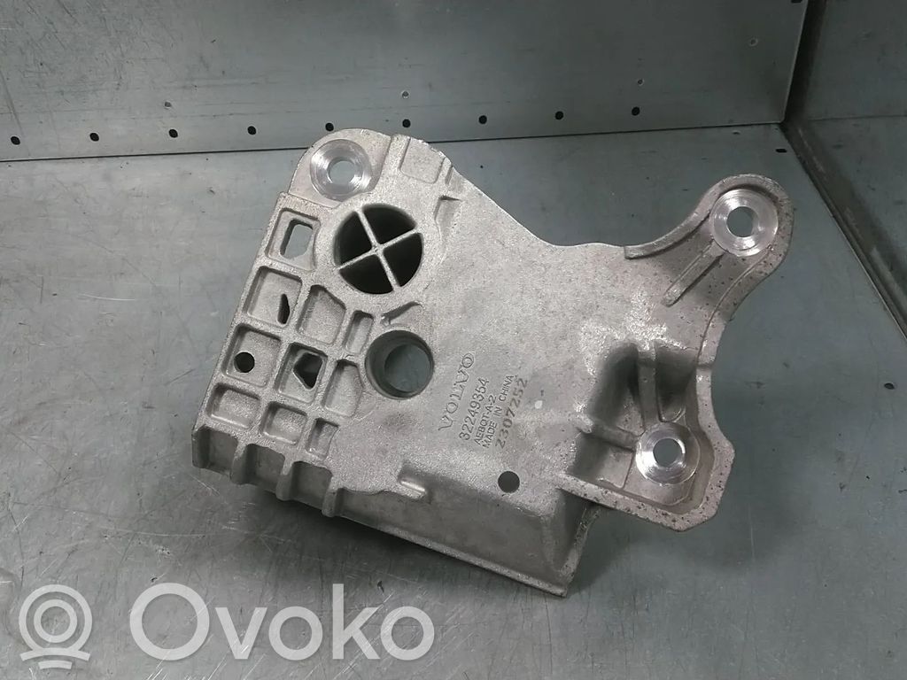 Volvo XC40 Vaihdelaatikon kiinnitys 