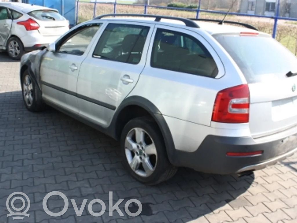 Skoda Octavia Mk2 (1Z) Parachoques 