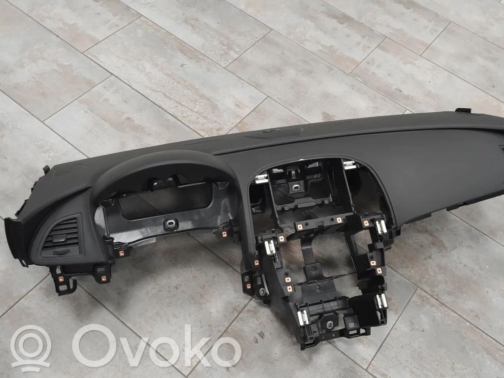 Opel Astra J Панель 