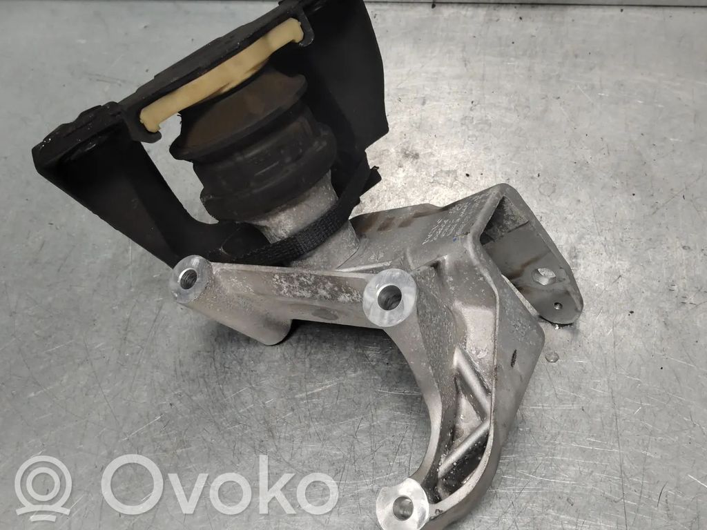 Volvo XC90 Engine mount bracket 