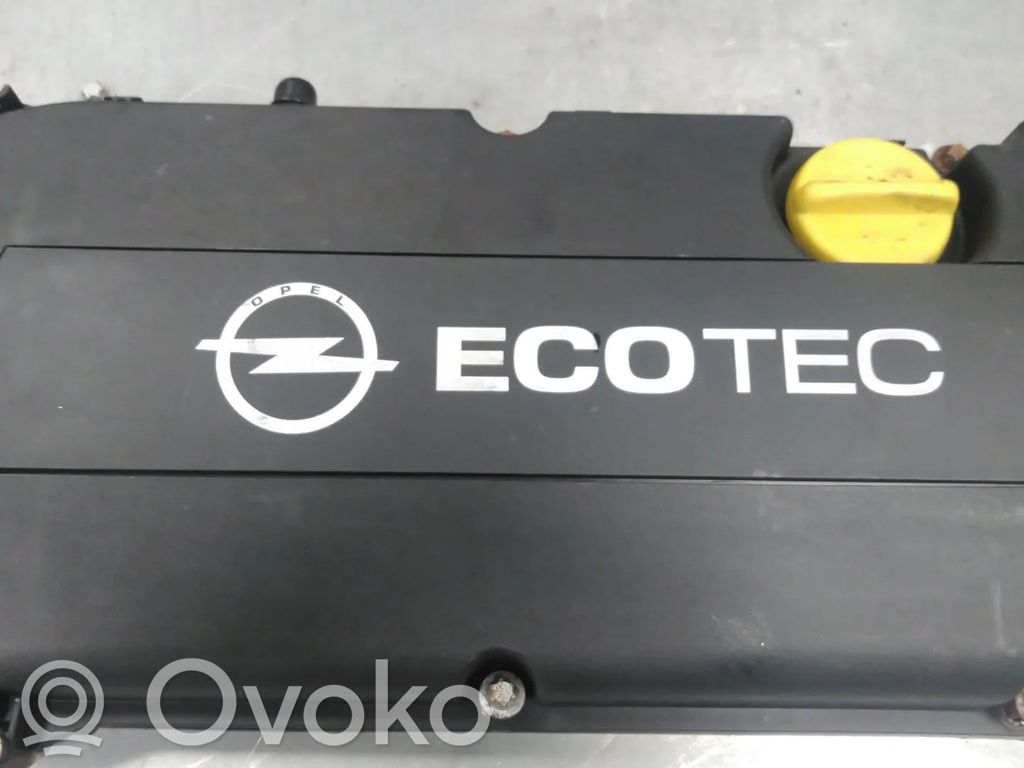 Opel Astra J Pokrywa zaworów 