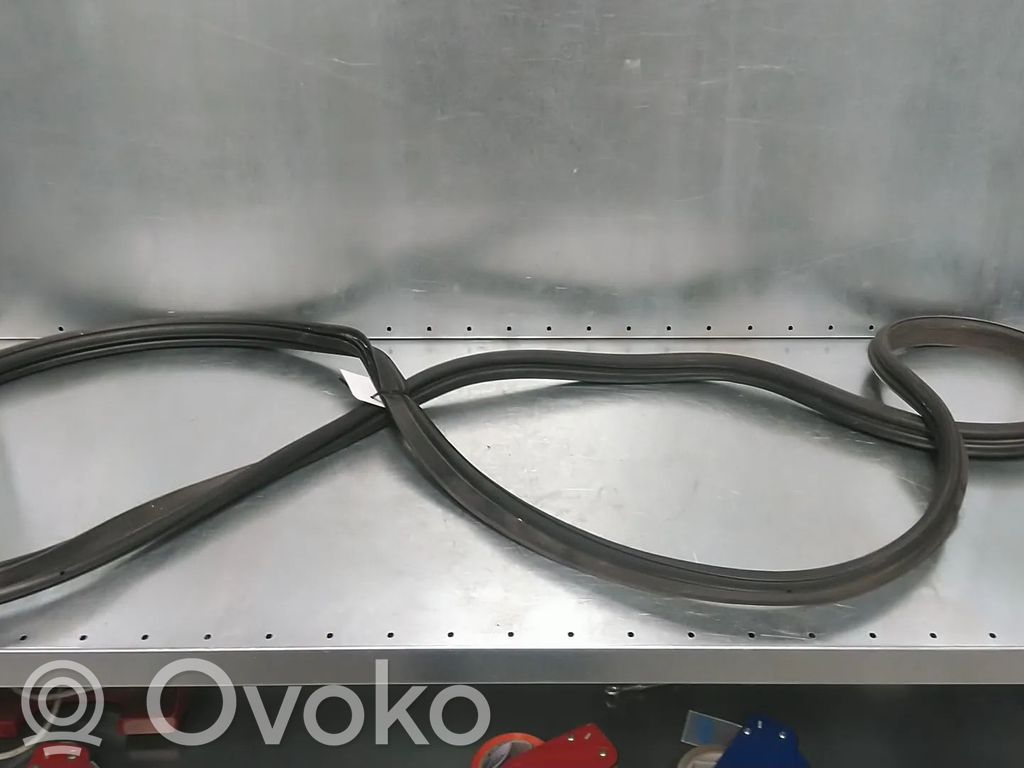 Volvo XC40 Gumowa uszczelka bagażnika tylnego / Na karoserii 