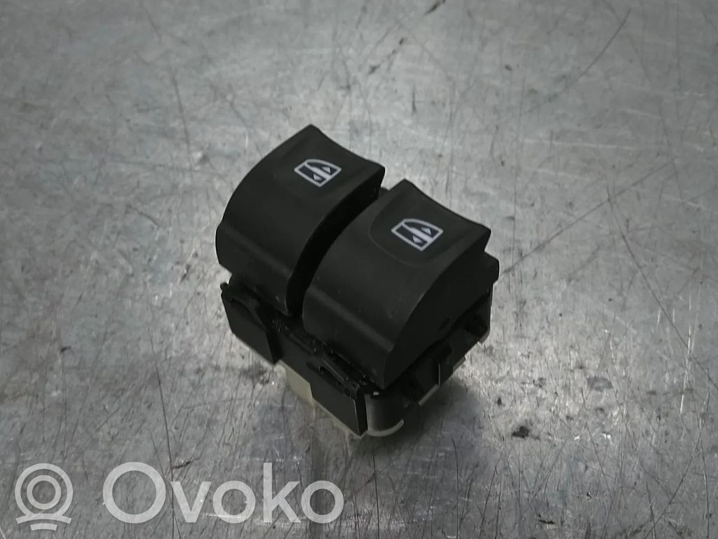 Renault Twingo III Electric window control switch 