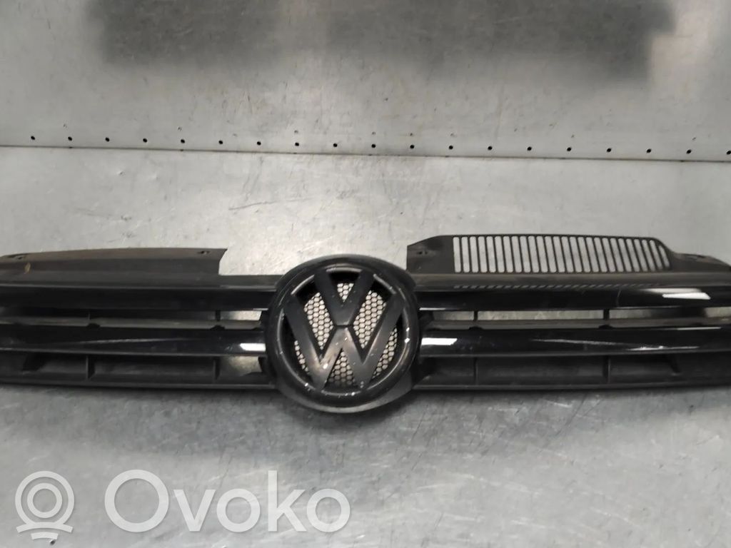 Volkswagen Golf VI Etupuskurin ylempi jäähdytinsäleikkö 