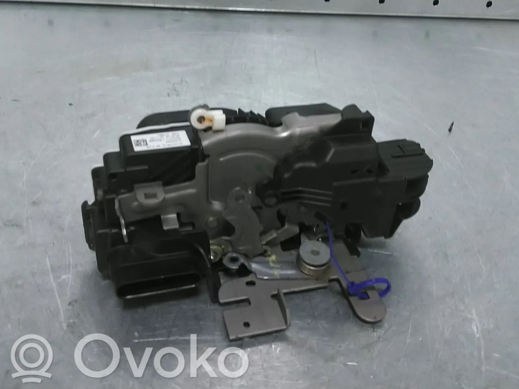 Volvo V40 Front door lock 