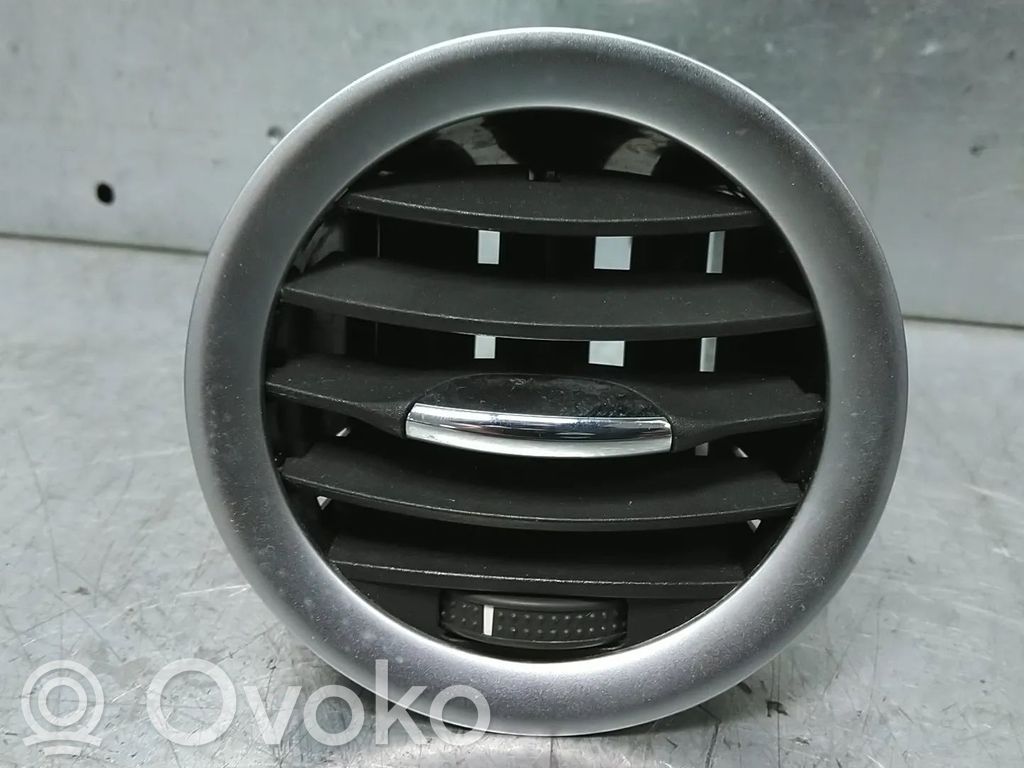 Opel Corsa D Boczna kratka nawiewu deski rozdzielczej 