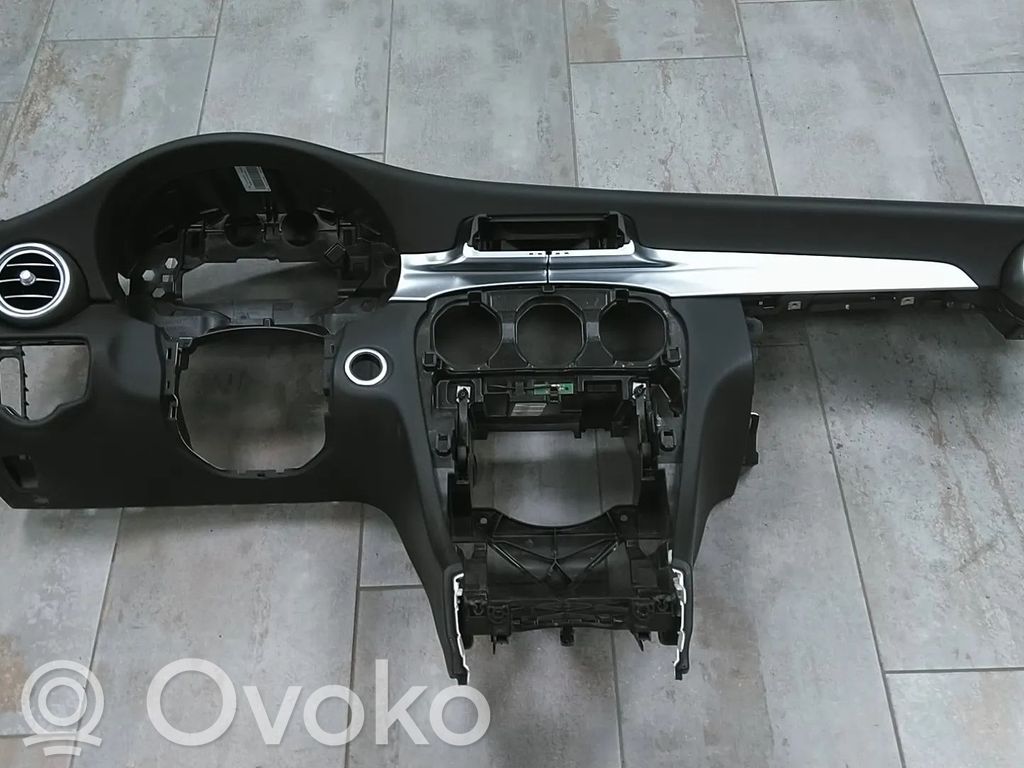 Deska rozdzielcza   A20568012879J38,A2056801287,A2056803705,A20568037059J38