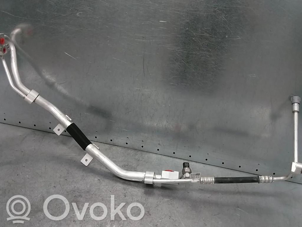 Ilmastointilaitteen putki (A/C)   6813586,64536813586