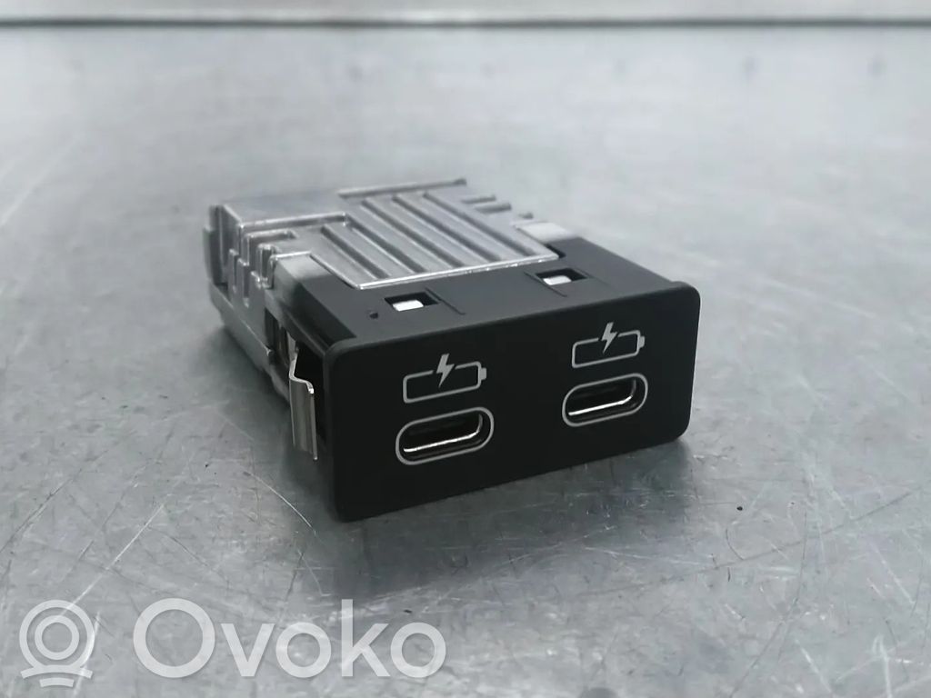BMW 5 G30 G31 G38 USB socket connector 