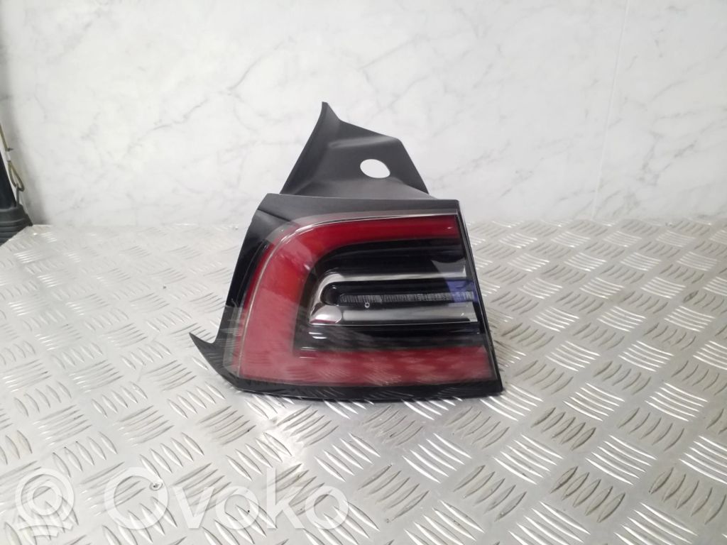 Rear/tail lights   1077397