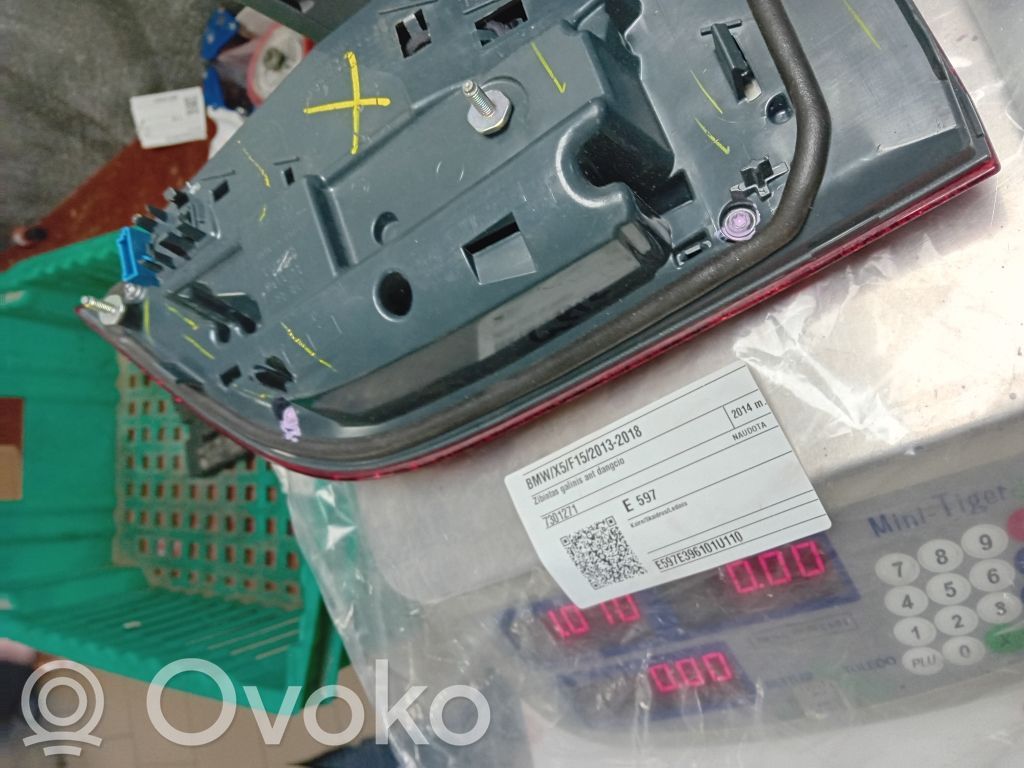 Lampy tylnej klapy bagażnika   7301271