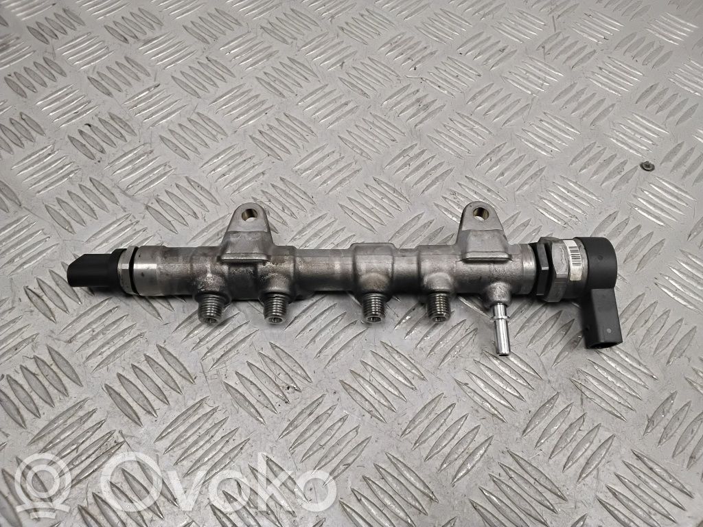 BMW 2 F45 Listwa wtryskowa 