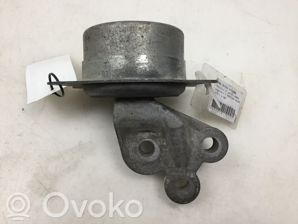 Engine mount bracket   V04640