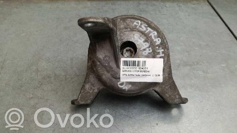 Opel Astra H Engine mount bracket 