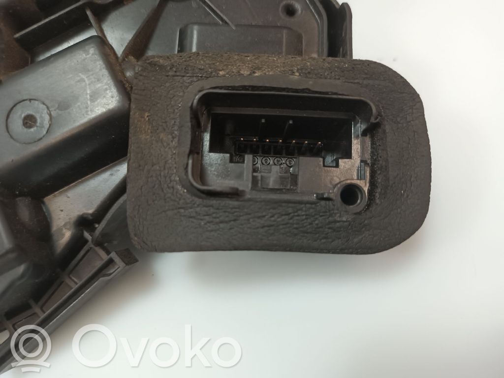 Volkswagen Polo V 6R Front door lock 
