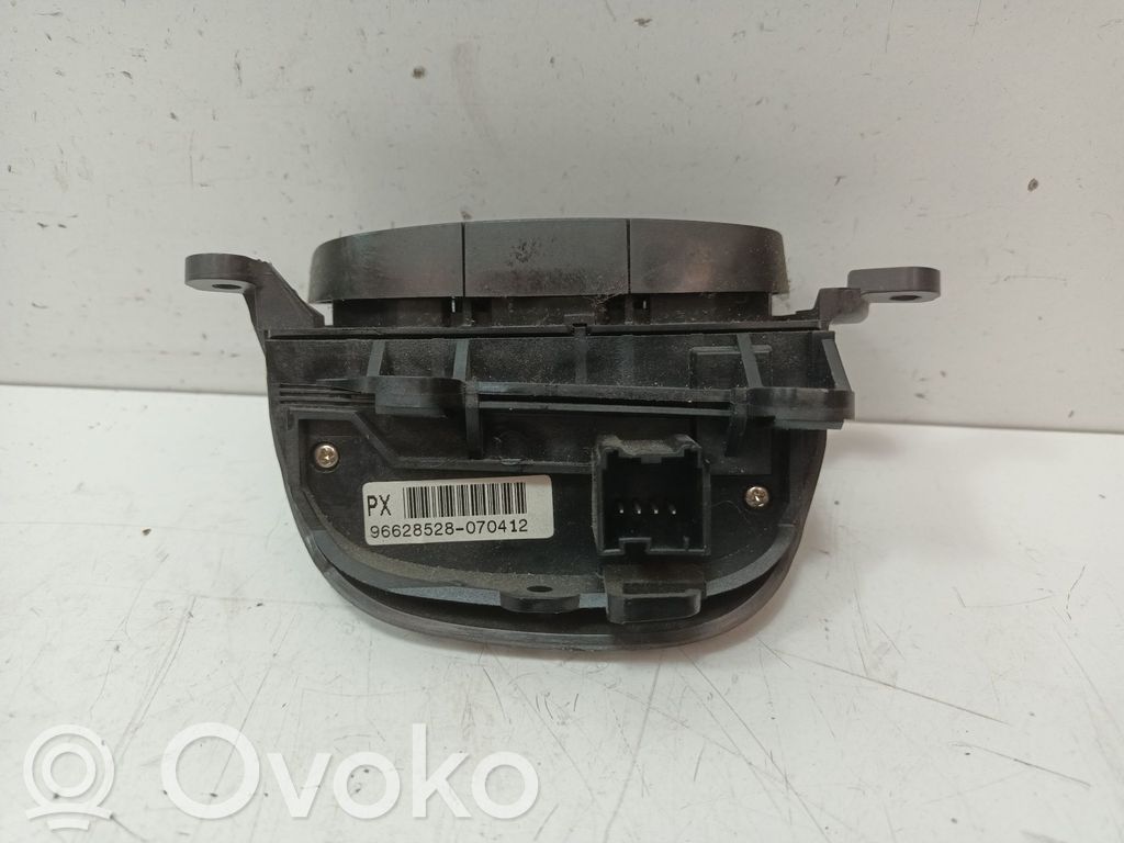Boutons / interrupteurs volant   96628528
