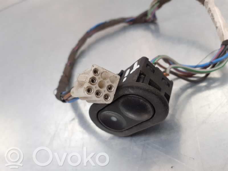 Interrupteur commade lève-vitre   90389337