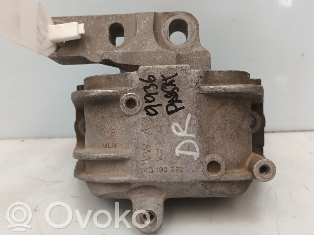 Volkswagen PASSAT B6 Supporto di montaggio del motore 