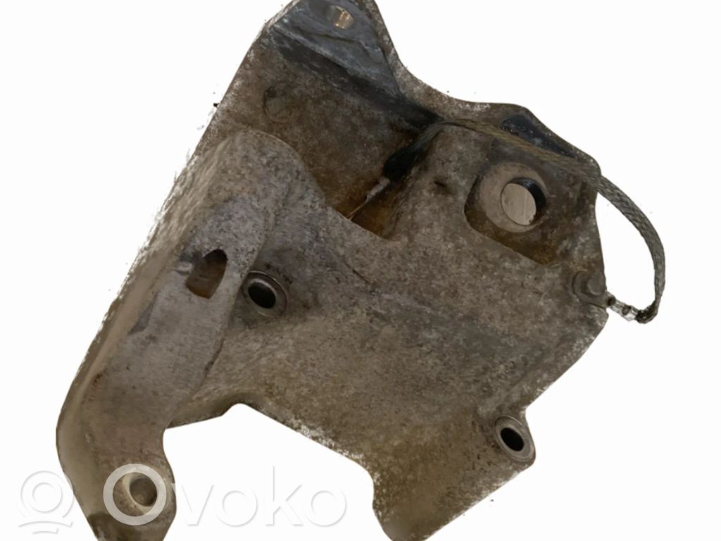 Volvo S60 Engine mounting bracket 