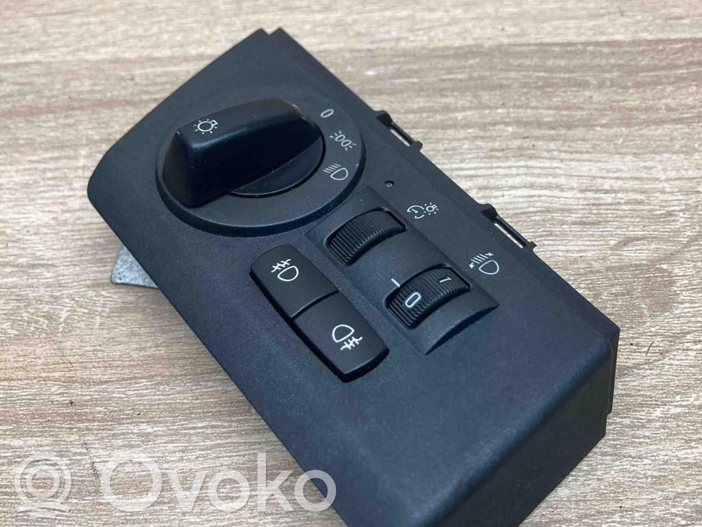 Light switch   6990191