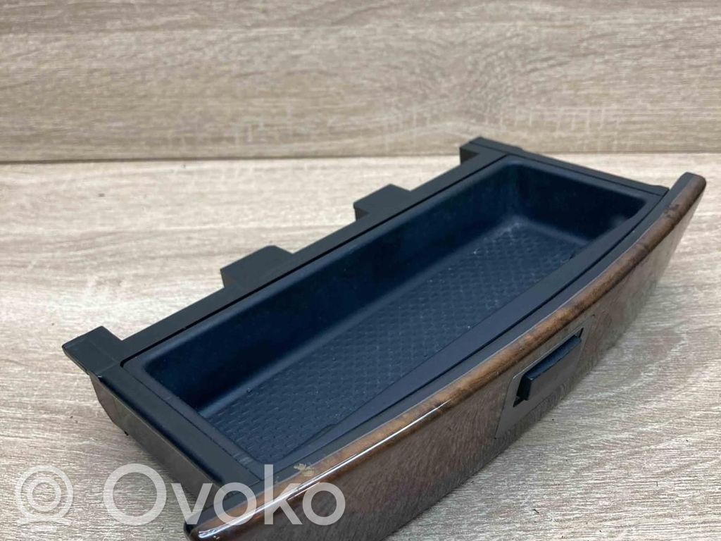 BMW 7 E65 E66 Peleninė panelėje 