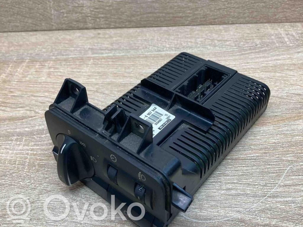Light switch   6907944