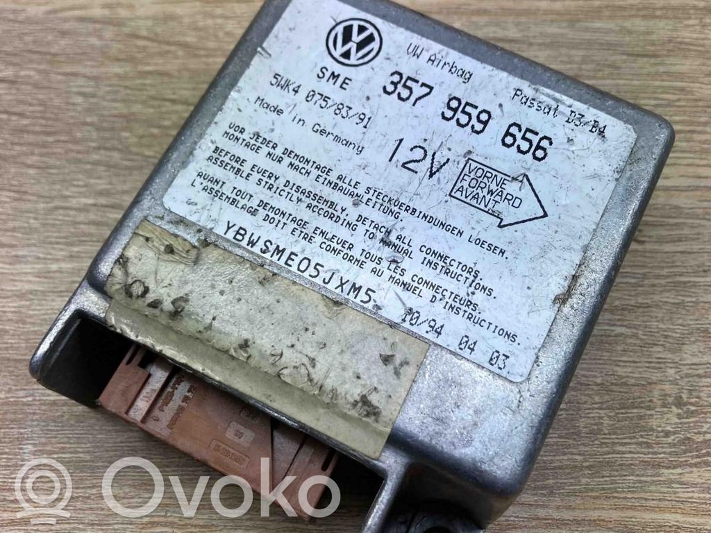 Volkswagen PASSAT B4 Airbag control unit/module 