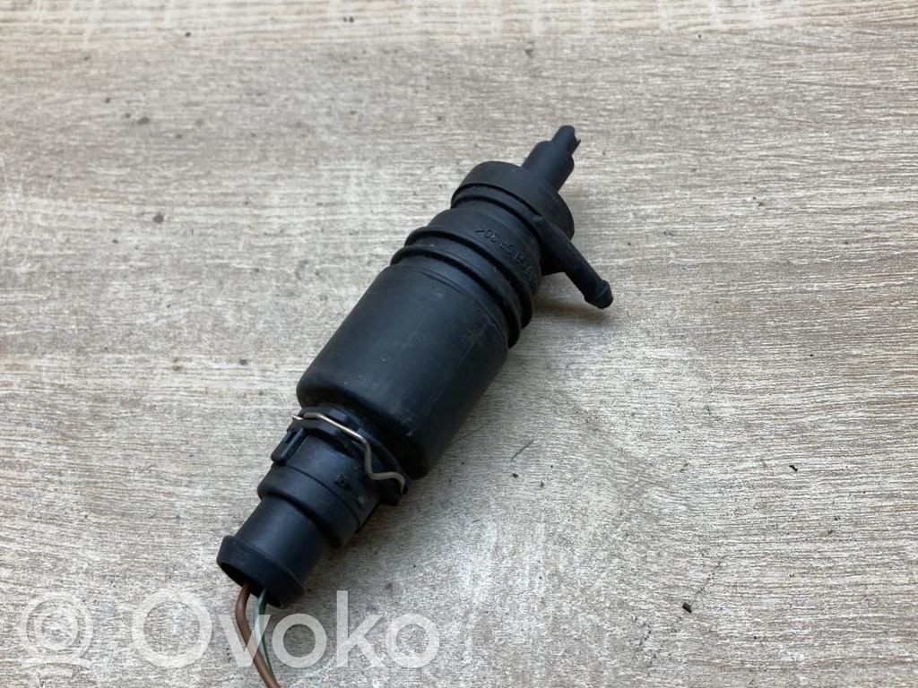 Audi 100 S4 C4 Pompa spryskiwacza szyby przedniej / czołowej 