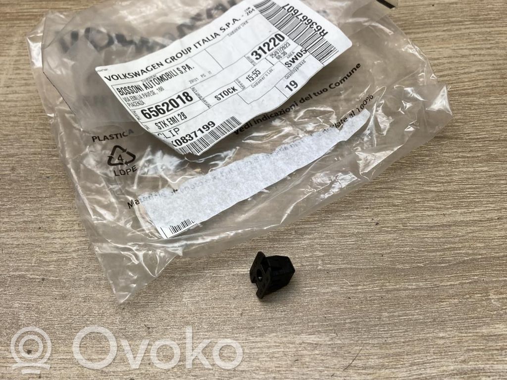 Inne części wnętrza samochodu   8K0837199