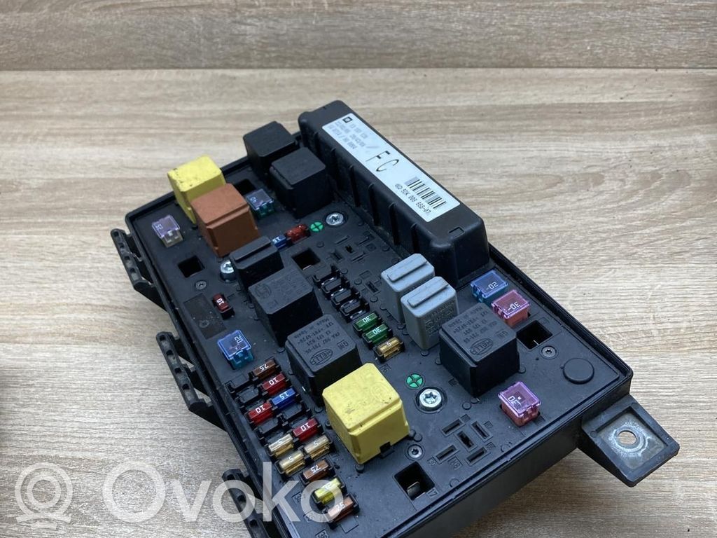 Opel Astra H Ramka / Moduł bezpieczników 