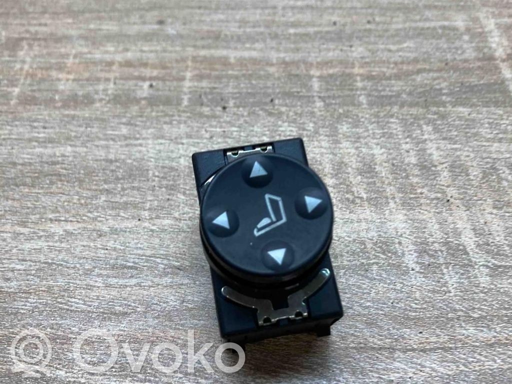 Seat control switch   8360877