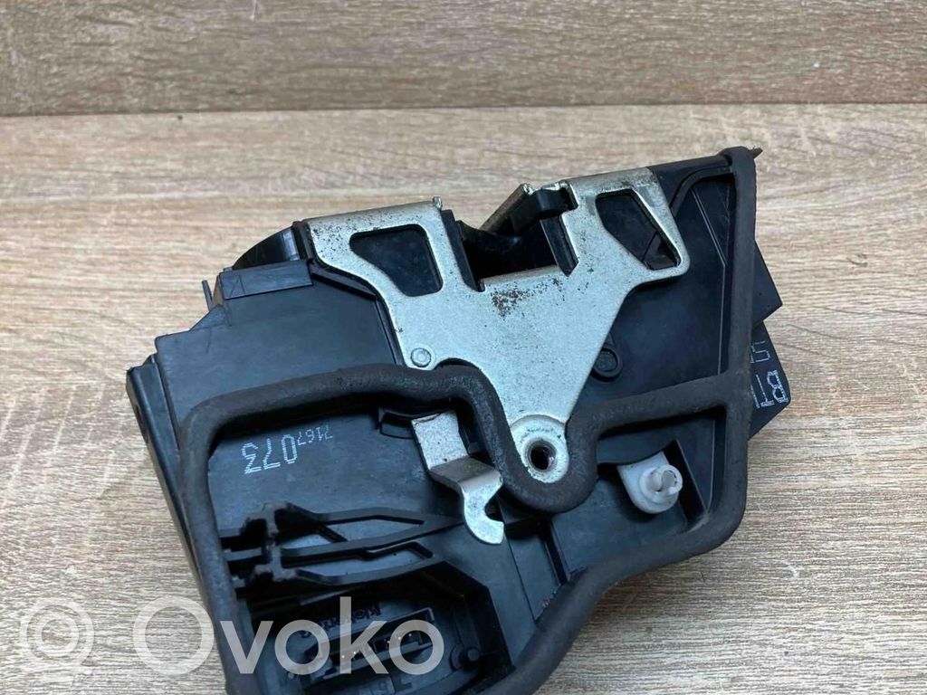 Priekšpusē slēdzene   7167073