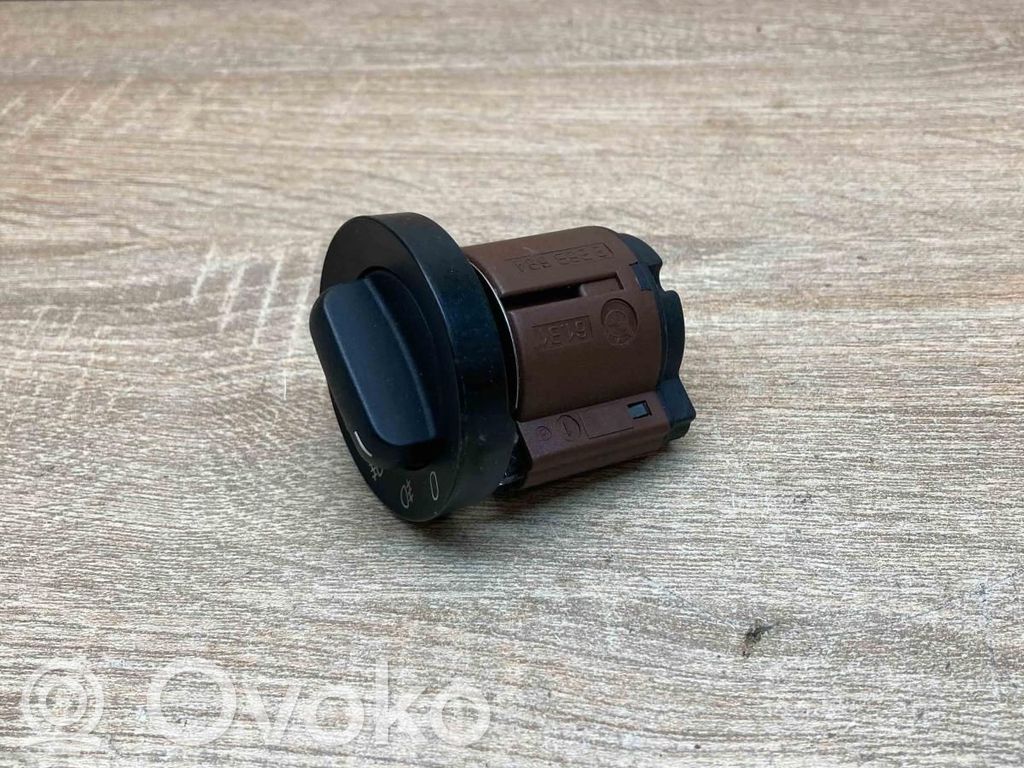 Lichtschalter   8363684,549392022