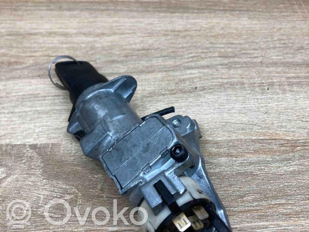 Volkswagen PASSAT B5 Užvedimo spynelė 