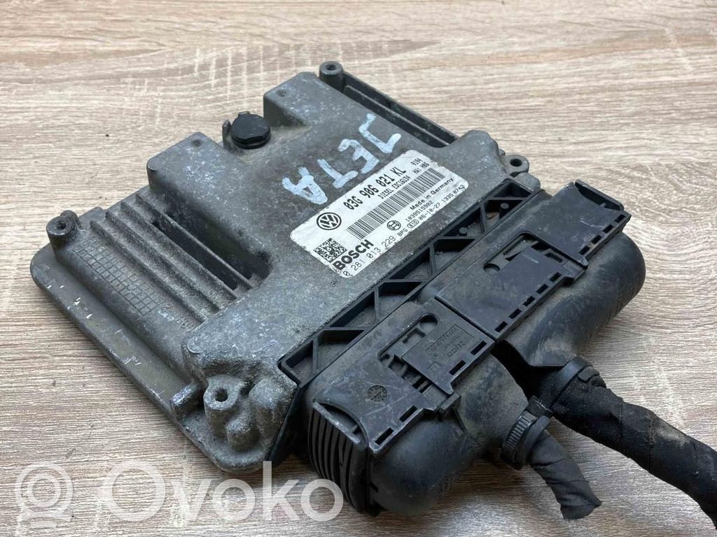 Volkswagen Golf V Motorsteuergerät ECU 