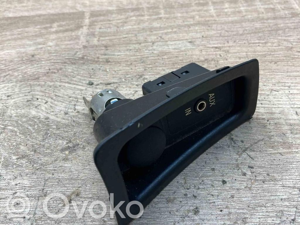 Enchufe conector entrada auxiliar   6930561,9110410
