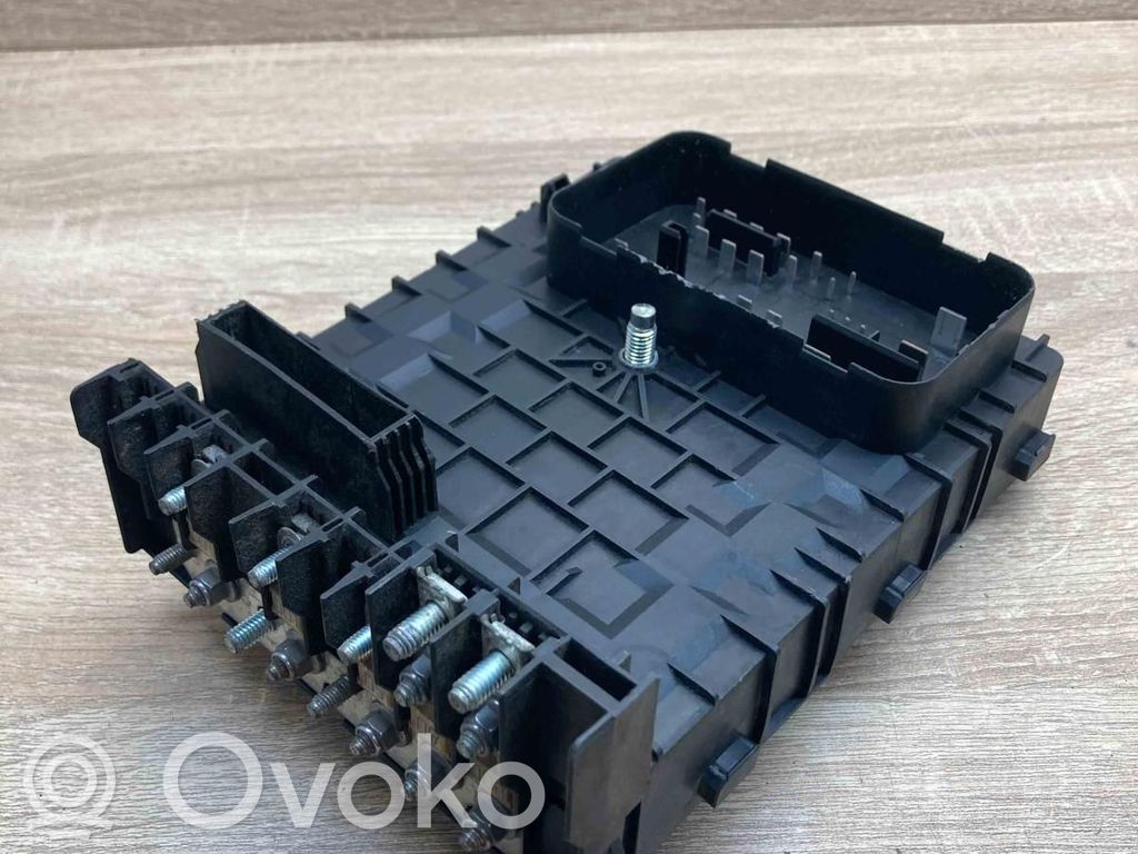 Volkswagen Golf V Ramka / Moduł bezpieczników 