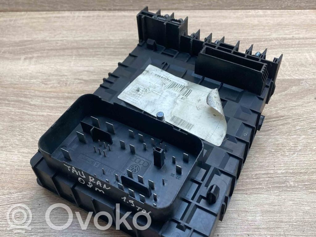 Volkswagen Golf V Ramka / Moduł bezpieczników 