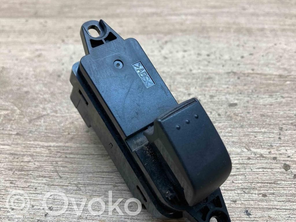 Electric window control switch   CC3366370A,5263T5