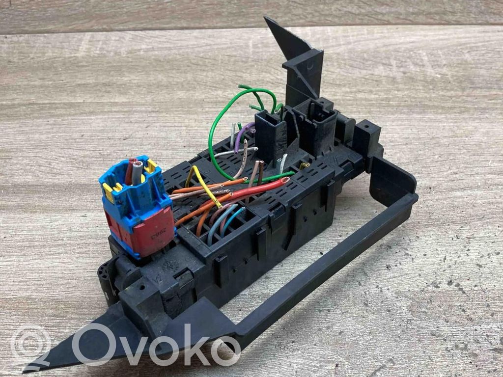 Peugeot 406 Ramka / Moduł bezpieczników 