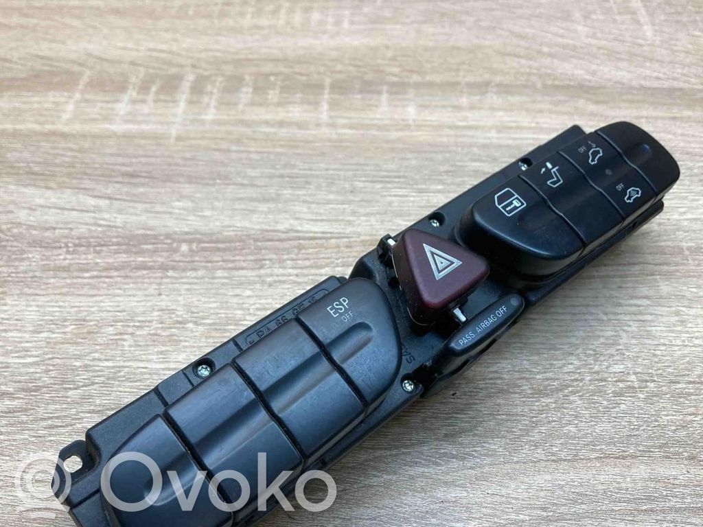 Mercedes-Benz CLK A209 C209 Hätävilkkujen kytkin