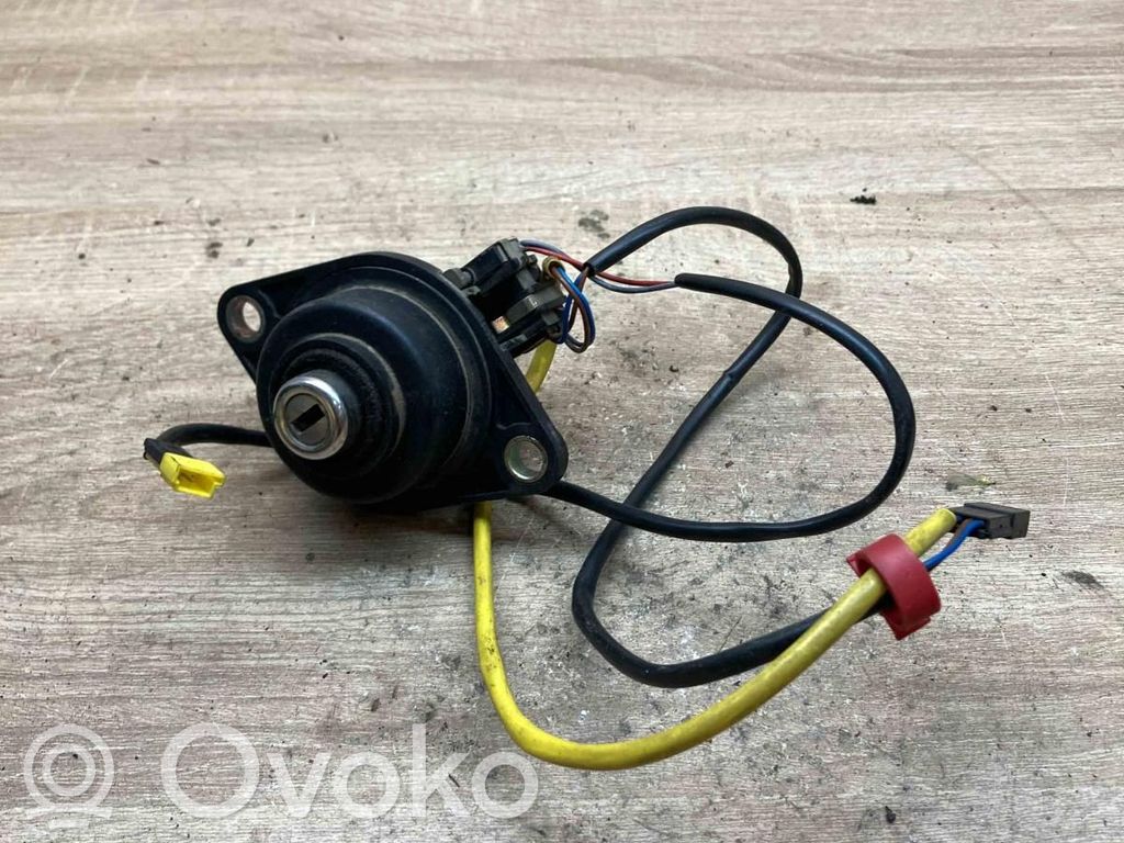 BMW 7 E38 Aizmugurējā pārsega slēdzene (ārpusē) 