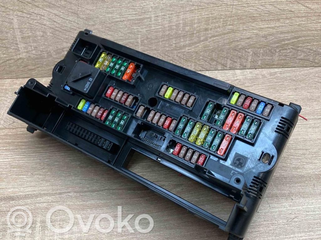 BMW 5 F10 F11 Ramka / Moduł bezpieczników 