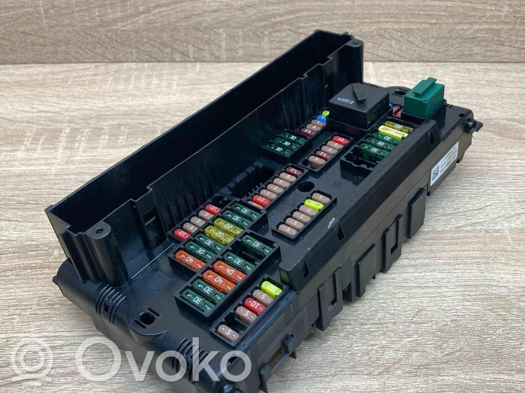 BMW 7 F01 F02 F03 F04 Ramka / Moduł bezpieczników 