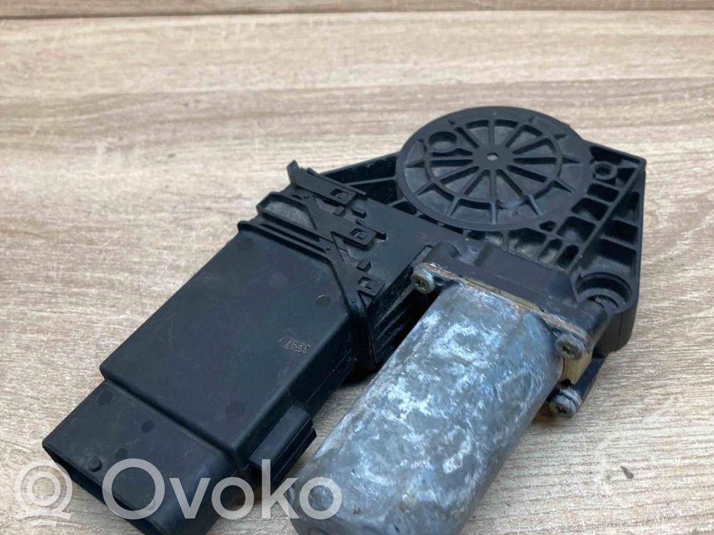 Volkswagen PASSAT B5 Silnik regulatora szyby drzwi przednich