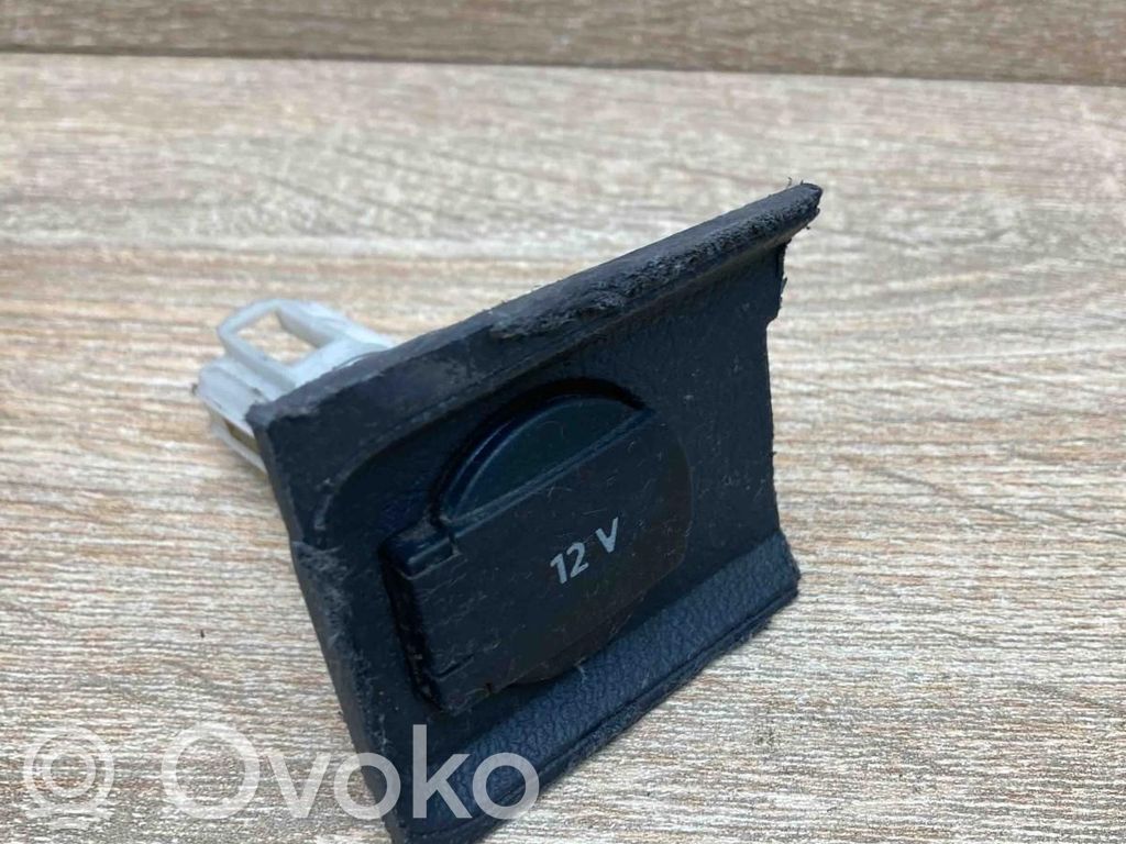 Audi A4 S4 B6 8E 8H Cigarešu aizdedzināmais priekšā 