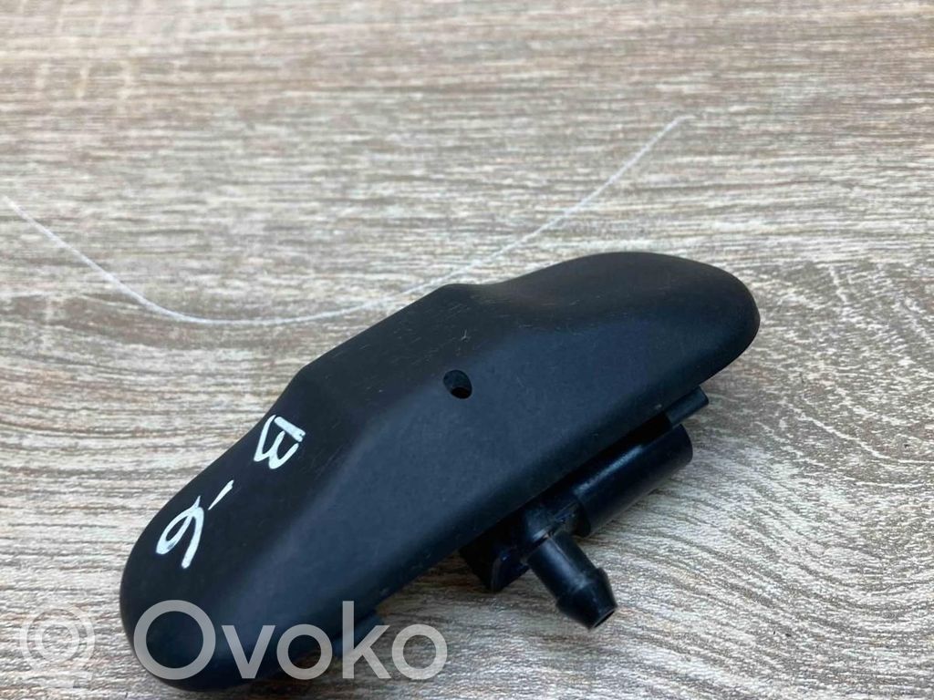 Volkswagen PASSAT B6 Duză spălare parbriz 